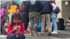 Venezolanos piden a su consulado en Quito, Ecuador, que los regresen a su país.