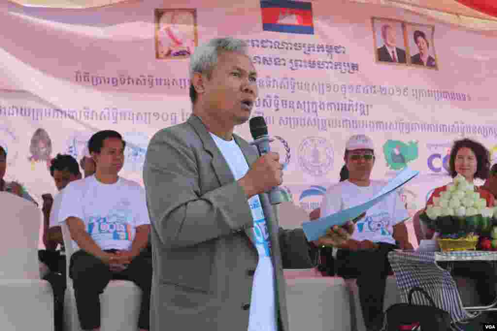 តំណាងអង្គការសង្គមស៊ីវិល កំពុងអានអនុសាសន៍ចំនួន៨ចំណុចដែលដាក់ទៅរដ្ឋាភិបាល ក្នុងពិធីប្រារព្ធទិវាសិទ្ធិមនុស្សអន្តរជាតិលើកទី៧១ នៅសួនប្រជាធិបតេយ្យ នាថ្ងៃទី១០ ខែធ្នូ ឆ្នាំ២០១៩។ (កាន់ វិច្ឆិកា/VOA)