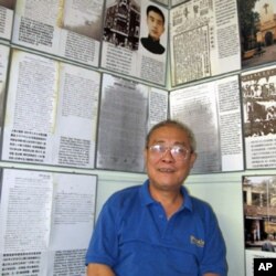 涂胜华给记者担任讲解员
