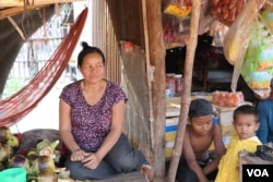 លោកស្រី នេត្រ សាម៉ុន អាយុ​៥៦​ឆ្នាំ ដែល​ជា​អ្នក​លក់​គ្រឿង​ទេសនៅ​ក្នុង​ឃុំ​ចន្រ្តី​មាន​ប្រសាសន៍ថា លោកស្រី​មាន​ភាព​ភ័យ​ខ្លាច​ក្នុង​ការ​ពិភាក្សា​អំពី​រឿង​នយោបាយ។ (ស៊ុន ណារិន/VOA)