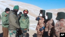 資料照片：印度陸軍提供的照片顯示印度與中國兩國軍官在印中邊界的拉達克地區會面。(2021年2月10日)