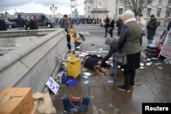 Une femme est blessée, allongée sur le pont de Westminster, le 22 mars 2017.