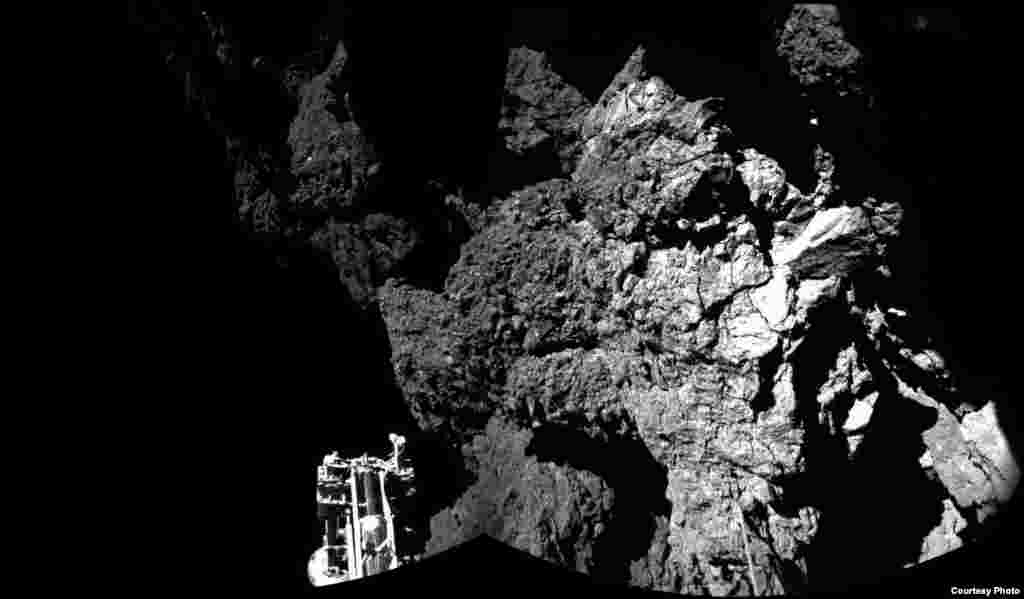 L'atterrisseur de Rosetta Philae est en sécurité sur la surface de la comète 67P / Churyumov-Gerasimenko, que ces deux premières images confirment CIVA. L'un des trois pieds de l'atterrisseur peut être vu dans le premier plan.