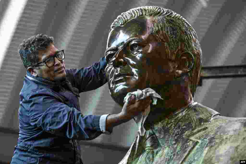 Un artiste panaméen sculpte la poignée de main historique entre les ex présidents américain Jimmy Carter et panaméen Omar Torrijos. (AFP)