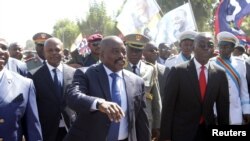 Le président Joseph Kabila de la RDC, au centre, marche avec les grandes figures de sa famille politique, 23 juin 2016.