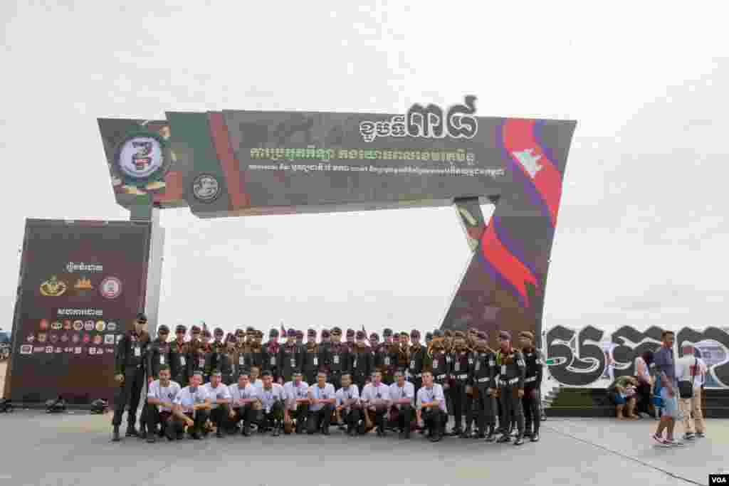 កងយោធពលខេមរភូមិន្ទកម្ពុជា បានរៀបចំការប្រកួតកីឡាកងយោធពលខេមរភូមិន្ទ អបអរសាទរទិវា ៧ មករា និងប្រមូលមូលនិធិគាំទ្រសកម្មភាពសមាគមអតីតយុទ្ធជនកម្ពុជា ក្នុងរាជធានីភ្នំពេញ កាលពីថ្ងៃទី៧ ខែមករា ឆ្នាំ២០១៧។ (ហ៊ាន សុជាតា/ VOA)