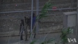 Des migrants tentent de passer la frontière entre le Maroc et l'Espagne (vidéo)