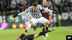 Hernanes de la Juventus saute pour éviter un tacle de Juraj Kucka de l’AC Milan, Italie, le 21 novembre 2015.