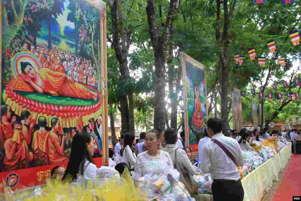 ការប្រារព្ធពីធីបុណ្យពិសាខបូជា នៅភ្នំឧត្តុង្គ ក្នុងខេត្តកណ្តាល នៅថ្ងៃទី១០ ខែឧសភា ឆ្នាំ២០១៧។ (ហ៊ាន សុជាតា/VOA)