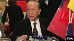 郁慕明接受華文傳媒採訪（2017年12月4日，美國之音鍾辰芳拍攝）