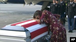 Myeshia Johnson, veuve du sergent La David Johnson tué dans une embuscade au Niger, lors du rapatriement du cercueil de son mari à Miami, Floride le 17 octobre 2017. 