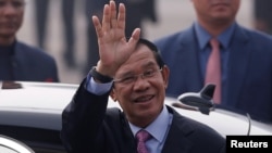 រូបឯកសារ៖ នាយក​រដ្ឋមន្រ្តី​កម្ពុជា លោក ហ៊ុន សែន លើក​ដៃ​គ្រវី នៅពេល​ដែល​លោក​ទៅ​ដល់​មូលដ្ឋាន​កងទ័ព​អាកាស Palam នៅក្នុង​ទីក្រុង​ញូឌេលី នៃ​ប្រទេស​ឥណ្ឌា នៅ​ថ្ងៃទី ២៤ ខែមករា ឆ្នាំ២០១៨។ 