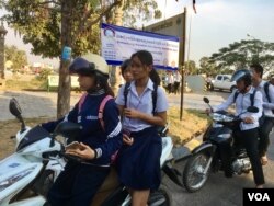 និស្សិត​ជិះ​មូតូតាម​ផ្លូវ​លេខ​១​ជាប់​ស្ទឹង​សង្កែ​ក្នុងក្រុង​បាត់ដំបង​កាល​ពី​ថ្ងៃ​ទី​១៤ ខែ​កុម្ភៈ​ឆ្នាំ​២០១៧។ (សឹង សុផាត/VOA)