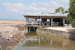 កន្លែងមើលថ្ងៃលិច Sailing Club ឬថ្ងៃបាំងឆត្រ ក្នុងក្រុងកែប ក្រោយចាក់ដីលុបឆ្នេរ។ (ស៊ុន ណារិន/វីអូអេ)