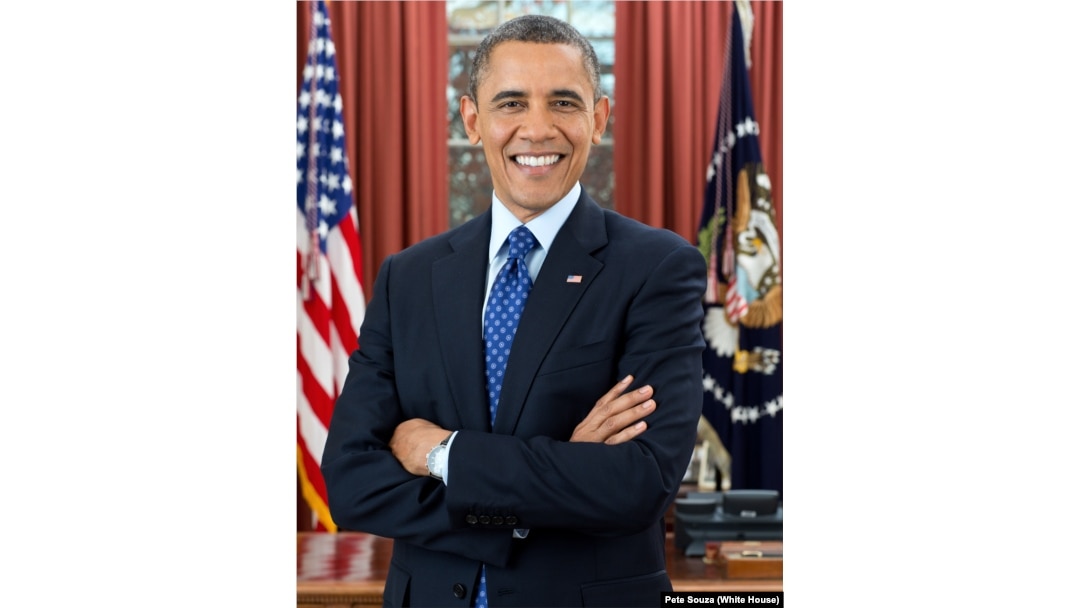 Official portrait of President Barack Obama in the Oval Office, Dec. 6, 2012.