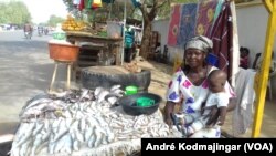 Eve Hassan vendeuse de poisson, N'Djamena, le 6 mars 2019. (VOA/André Kodmajingar)