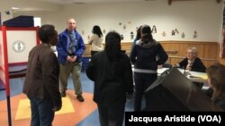 Des électeurs de Mamaronek viennent voter à la dernière minute dans leur bureau de vote