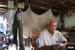 ក្រុមប្រឹក្សា​ស្រុក​កោះអណ្តែត​មក​ពី​អតីត​គណបក្ស​សង្រ្គោះ​ជាតិ លោក ចាន់ លាភ អាយុ​៦៦ឆ្នាំ អង្គុយ​នៅ​ផ្ទះ​របស់​លោក​ក្នុង​ភូមិ​វត្តស្លា ឃុំ​ក្រពុំ​ឈូក ស្រុកកោះអណ្តែត​ ខេត្តតាកែវ។ លោកបាន​ប្រកាន់​ជំហរ​មិន​ចុះ​ចូល​ជាមួយ​គណបក្ស​ប្រជាជនកម្ពុជា បើ​ទោះ​មាន​ការ​លួងលោម បញ្ចុះ​បញ្ចូល​ក៏​ដោយ។ (ស៊ុន ណារិន/VOA)