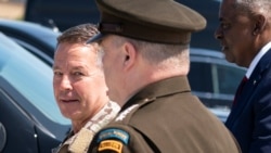 美軍駐阿富汗部隊指揮官米勒上將（General Scott Austin Miller，左）2021年7月14日回國（路透社）
