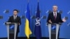 На фото: Президент України Володимир Зеленський і генсек НАТО Єнс Столтенберг на прес-конференції після їх двосторонньої зустрічі в штаб-квартирі Європейського Союзу в Брюсселі, Бельгія, 16 грудня 2021 року.