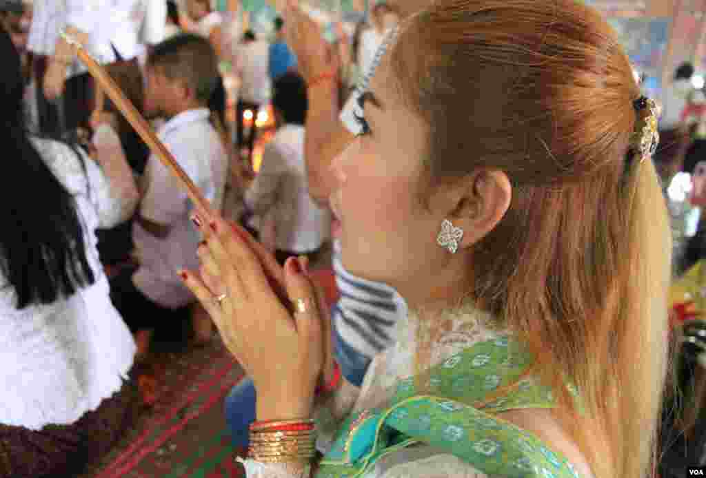 ប្រជាពលរដ្ឋខ្មែរ ថ្វាយបង្គំព្រះ នៅថ្ងៃបុណ្យចូលឆ្នាំខ្មែរ ក្នុងវត្តមួយជាយរាជធានីភ្នំពេញ កាលពីថ្ងៃទី១៤ ខែមេសា ឆ្នាំ២០១៧។ (ហ៊ាន សុជាតា/VOA)