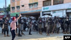 পাকিস্তান-নিয়ন্ত্রিত কাশ্মীরের রাজধানী মুজাফফারাবাদের কাছে জয়েন্ট আওয়ামী অ্যাকশন কমিটির প্রতিবাদ বিক্ষোভের সময় আধা-সামরিক রেঞ্জার্স বাহিনীর সদসরা রাস্তা আটকে দেয়। ফটোঃ ১৩ মে, ২০২৪। 