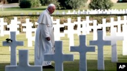 Le pape François dans le cimetière militaire américain de Nettuno, Italie, 2 novembre 2017.