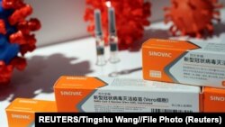 北京舉行的中國國際服務貿易交易會科興公司展台上擺放的新冠疫苗。（2020年9月4日）