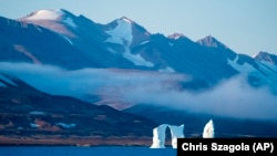 Milima yenye theluji Scoresby Sund, Greenland.