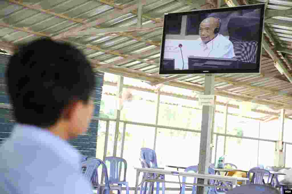 អ្នកចូលរួមកំពុងមើលការផ្សាយផ្ទាល់ ការផ្តល់សក្ខីកម្មរបស់លោកកាំង ហ្កេកអ៊ាវ ហៅឌុច អតីតប្រធានមន្ទីរសន្តិសុខ ស-២១ ក្នុងសំណុំរឿង ០០២/០២ ក្នុងរាជធានីភ្នំពេញ កាលពីថ្ងៃអង្គារទី ០៧ ខែមិថុនា ឆ្នាំ២០១៦។ (ហ៊ាន សុជាតា/ VOA ) 