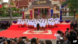 ព្រះមហាក្សត្ស​ព្រះបាទ នរោត្តម សីហមុន្នី ​និង​សមាជិក​សភា​ខាង​គណបក្ស​ប្រជាជន​កម្ពុជា ថត​រួម​គ្នា​នៅ​ក្នុង​ថ្ងៃបើក​ប្រជុំ​សភា​ជា​លើ​ក​ដំបូង តាំងពី​ការបោះឆ្នោត​ជាតិ​កាល​ពី​ថ្ងៃ​ទី២៨ ខែកក្កដា ឆ្នាំ​២០១៣ ដោយ​មិន​មាន​វត្តមាន​សមាជិក​សភា​គណបក្ស​សង្គ្រោះ​ជាតិ។