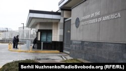 На фото: Вхід до посольства США в Києві