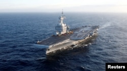 行駛在地中海的法國“查爾斯·戴高樂”號航空母艦。(2019年3月7日)