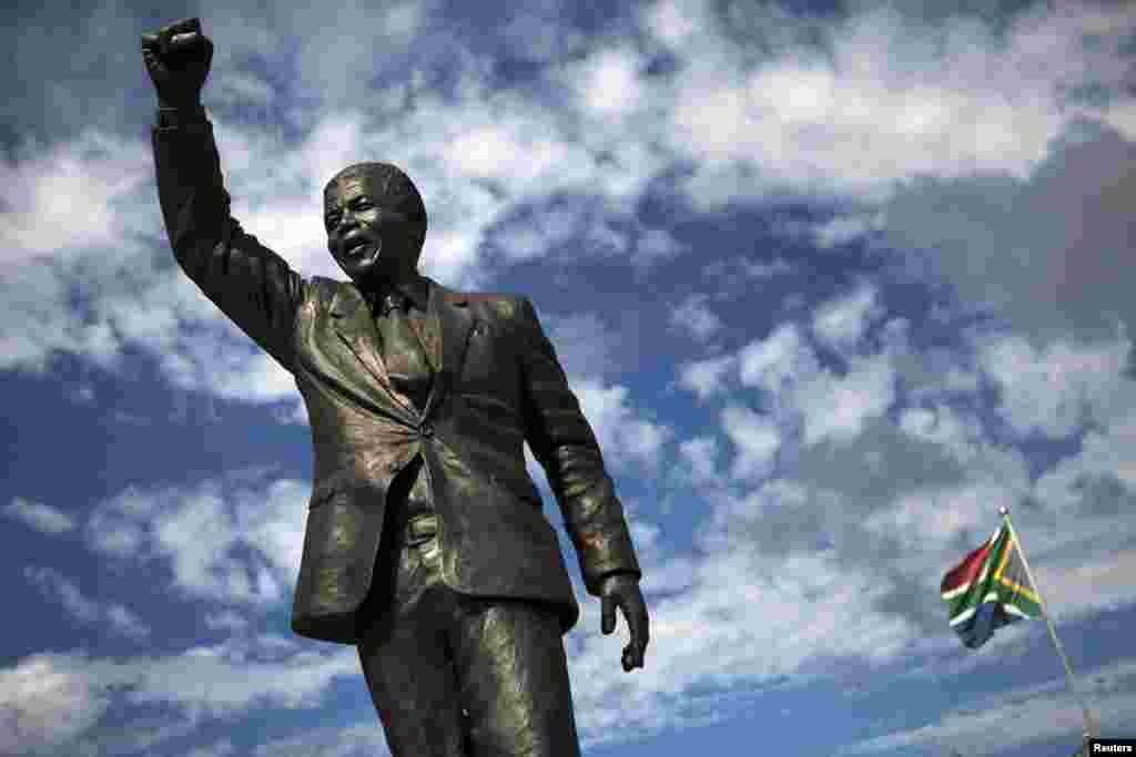 Une statue de l'ancien président Nelson Mandela de l'Afrique du Sud à l'entrée de la galerie du parlement au Cap. Photo prise le 11 Février 2010.