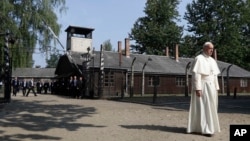 Le pape François traverse l’entrée de l'ancien camp d'extermination nazi allemand d'Auschwitz à Oswiecim, Pologne, 29 juillet 2016. 