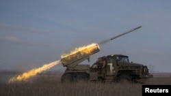 Українські військовослужбовці ведуть вогонь з реактивної системи залпового вогню БМ-21 "Град" по російських позиціях на передовій поблизу міста Мар'їнка, Донецька область, Україна, 7 лютого 2023 року. REUTERS/Marko Djurica