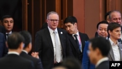 澳洲總理阿爾巴尼斯（中）於2023年11月5日抵達上海參加第六屆中國國際進口博覽會(CIIE)開幕典禮。 （法新社）