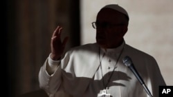 Le pape François s'adresse à ses croyants lors d'une messe sur la place Saint Pierre, au Vatican, le 12 novembre 2016. 