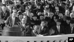 資料圖：肯尼迪總統1961年1月20日發表就職演說。他在那次演說中號召美國人“為迎接黎明肩負起長期的鬥爭”。