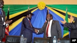Le 21 janvier 2015, le président soudanais Salva Kiir serre la main du leader rebelle Riek Machar. (AP Photo)