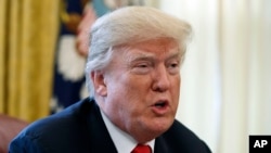 Le président Donald Trump s'entretenant avec des journalistes dans le bureau oval, Washington le 22 Décembre 2017