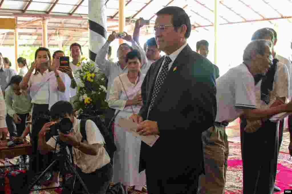 លោក កឹម សុខា អនុប្រធានទី១នៃរដ្ឋសភាខាងគណបក្សជំទាស់ ចូលរួមគោរពវិញ្ញាណក្ខន្ធសព លោក ចាន់ សុវ៉េត មន្ត្រីស៊ើបអង្កេតសិទ្ធិមនុស្សរបស់អង្គការអាដហុក កាលពីថ្ងៃទី១១ ខែធ្នូ ឆ្នាំ២០១៤។ (នូវ ពៅលក្ខិណាVOA)