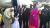 Papa Francis akiwewa mashada ya maua na mtoto aliyefika kumlaki uwanja wa ndege.