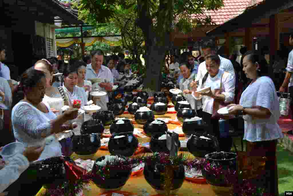 ពុទ្ធសាសនិកនៅថ្ងៃបុណ្យភ្ជុំបិណ្ឌ ក្នុងវត្តមួយនៅជាយក្រុងភ្នំពេញ កាលពីថ្ងៃអង្គារ ទី០៩ ខែតុលា ឆ្នាំ២០១៨។ (ណឹម សុភ័ក្រ្តបញ្ញា/VOA)