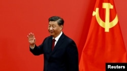 資料照：中共領導人習近平帶領中共新一屆中央政治局常委與中外媒體見面期間招手。 （2022年10月23日）