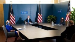 Presidenti i zgjedhur Joe Biden flet gjatë një takimi me Nënpresidenten e zgjedhur Kamala Harris, udhëheqësin demokrat në Senat, Chuck Schumer, dhe Kryetaren e Dhomës së Përfaqësuesve, Nancy Pelosi, (20 nëntor 2020, Uillmington, Dellauer)