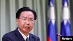 台灣外交部長吳釗燮在台北的一個記者會上講話。（2018年8月21日）
