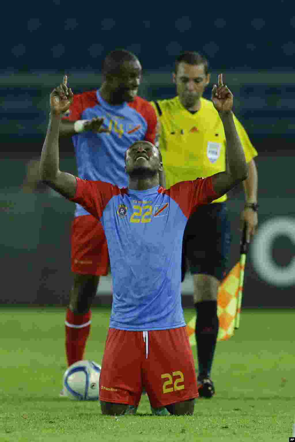 Chancel Mbemba de la RDC, avant-lan, s'agenouille en célébrant après un match nul contre la Tunisie à la CAN 2015, à Bata, Guinée équatoriale, le 26 janvier 2015.