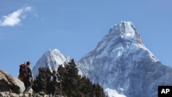 Des trekkers font leur chemin vers Dingboche, un camp de base populaire du mont Everest, en Pangboche, au Népal, le 19 février 2016.