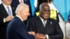 Le président américain Joe Biden (à g.) et son homologue de la RDC, Felix Tshisekedi, lors d'une photo de groupe au sommet du G20, le 30 octobre 2021 à Rome, Italie. 